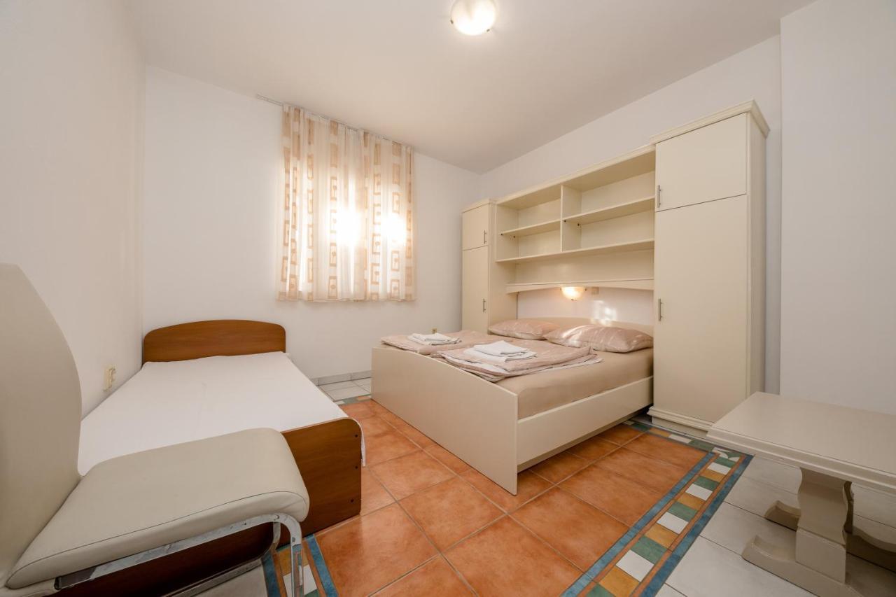 Apartments And Rooms By The Sea Supetarska Draga - Gornja, Rab - 11579 외부 사진