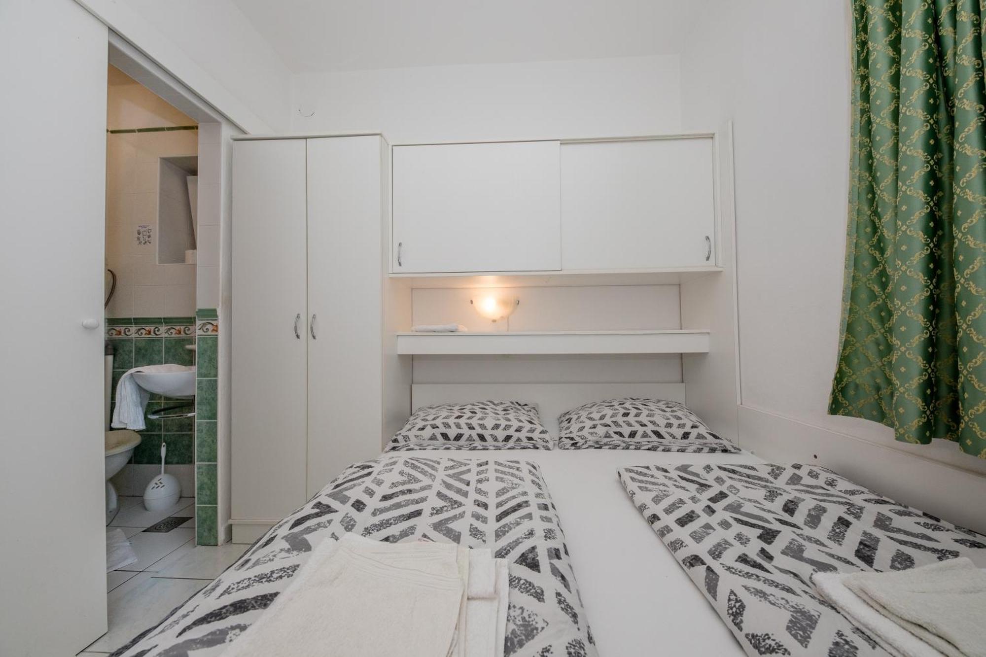 Apartments And Rooms By The Sea Supetarska Draga - Gornja, Rab - 11579 객실 사진