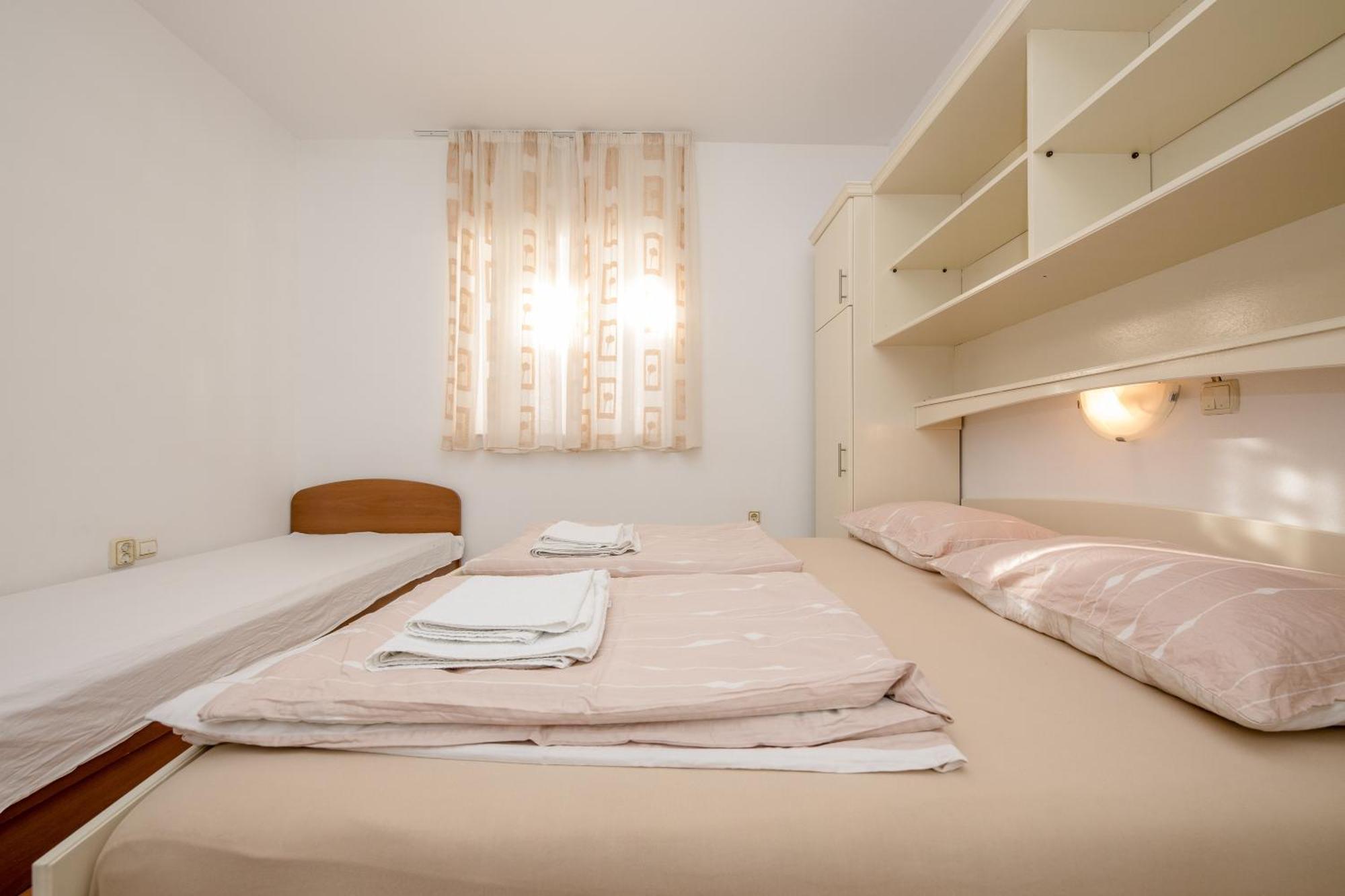 Apartments And Rooms By The Sea Supetarska Draga - Gornja, Rab - 11579 객실 사진